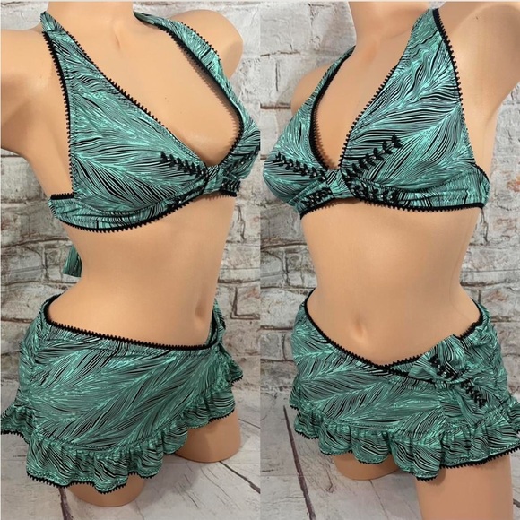 Betsey Johnson Bikini 2 Piece
Halter
Skirt Over Bikini Rhinestones Bows - Picture 2 of 8